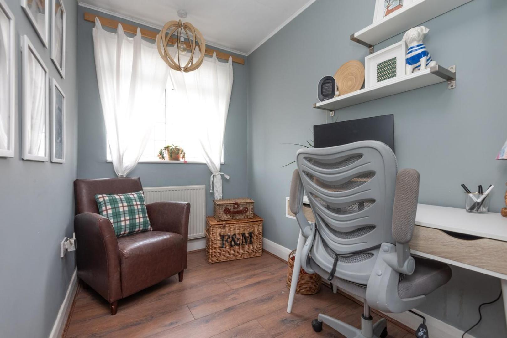 Modern 3b With Garden In Eltham, *