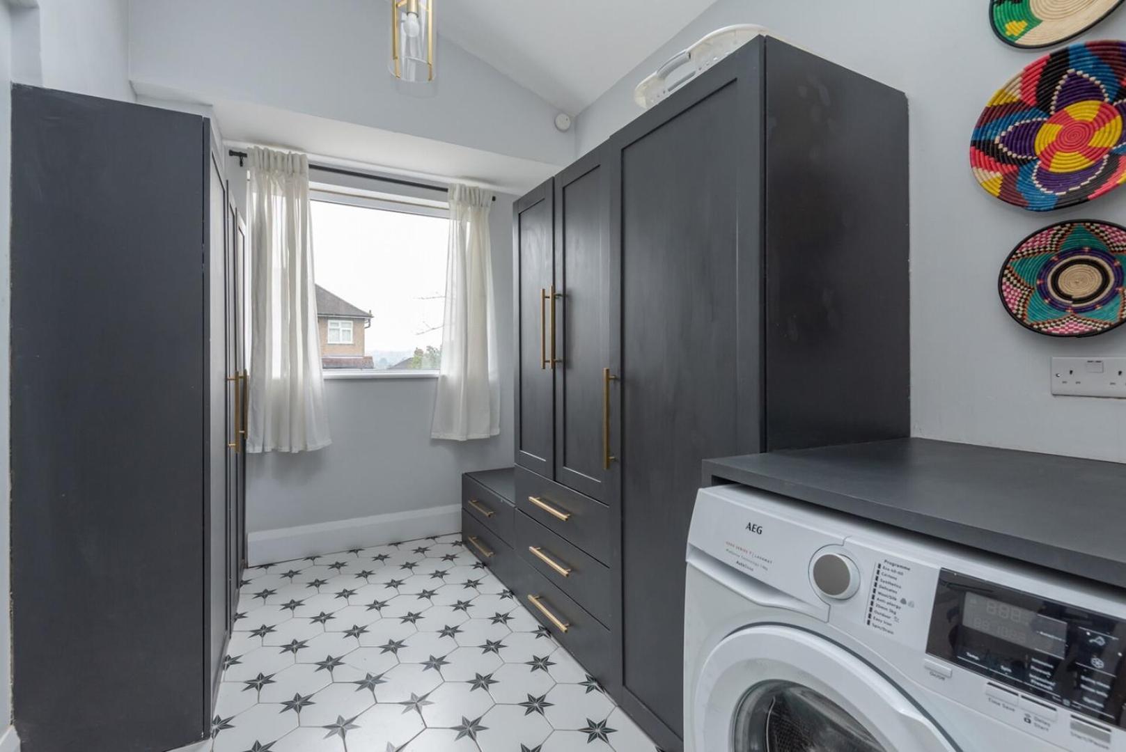 Modern 3b With Garden In Eltham, *