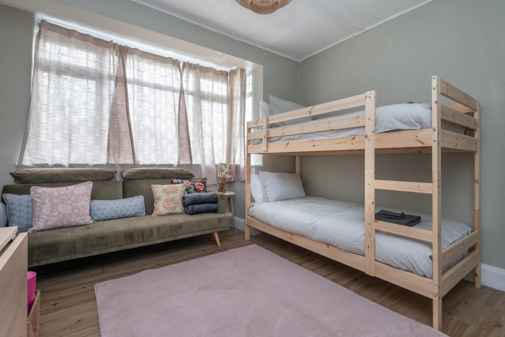 Modern 3b With Garden In Eltham, *